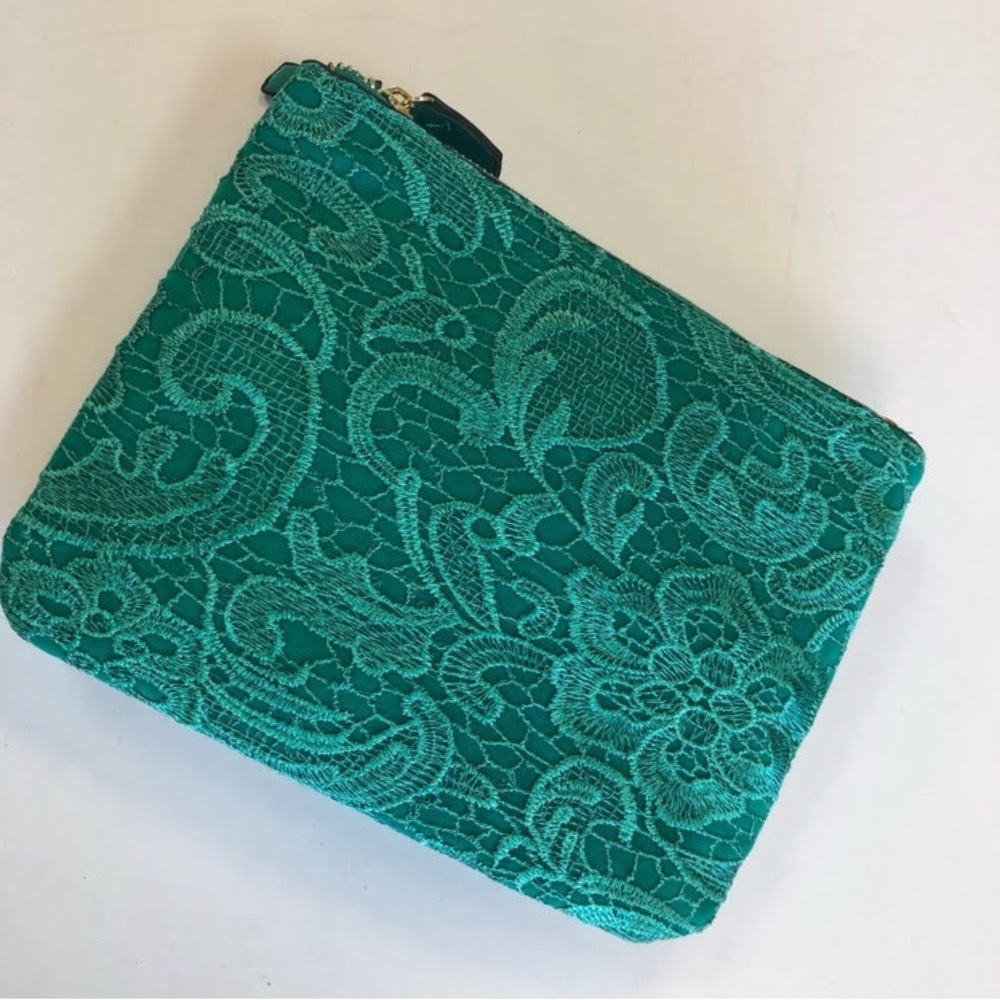 NWT Moda of New York Lace designed handbag made up of 3 separated compartments